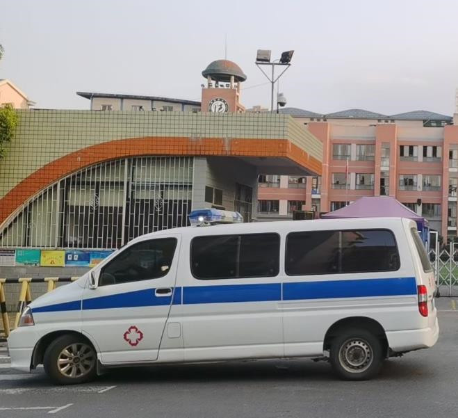 板桥镇救护车出租护送骨折病人一公里多少钱